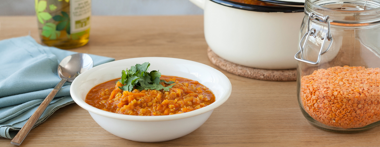 מרק עדשים כתומות עם גזר ועגבניות