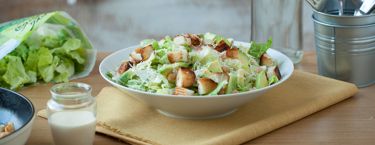 סלט קיסר עם אבוקדו וקרוטונים ביתיים