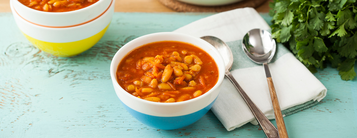 מרק שעועית לבנה עם גזר ועגבניות