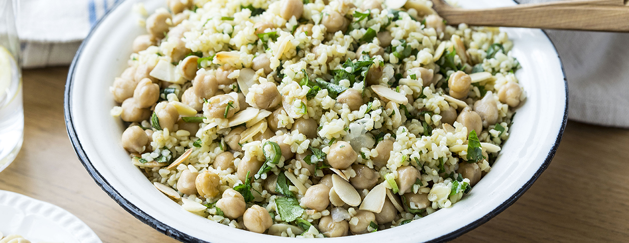סלט בורגול ועשבי תיבול עם גרגירי חומוס