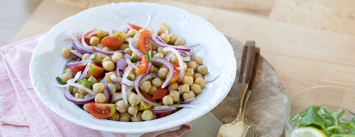 סלט חומוס עם עגבניות שרי ובצל סגול
