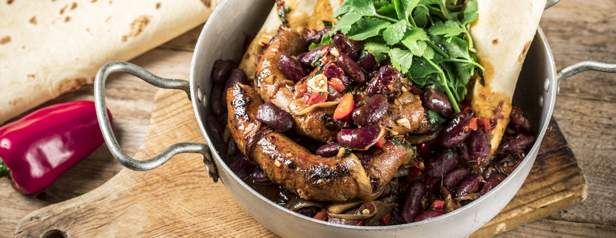 נקניקיות אסאדו על תבשיל שעועית