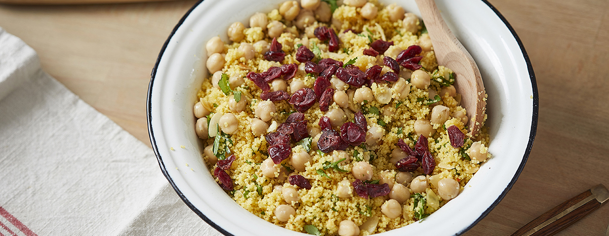 סלט קוסקוס צהוב בסגנון מרוקאי