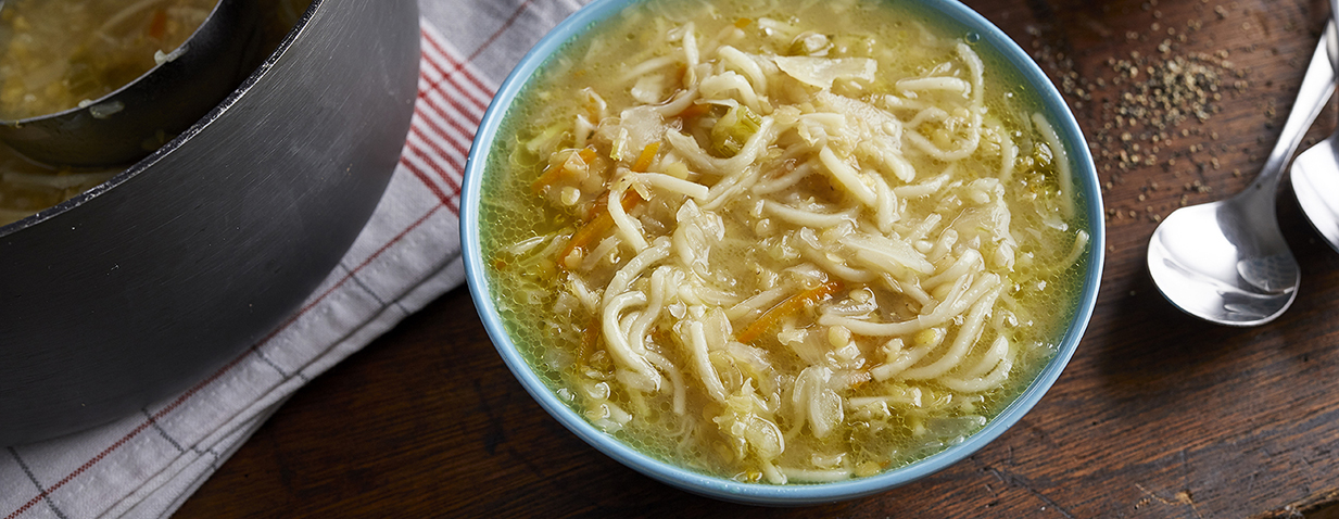 מרק כרוב וגזר עם עדשים כתומות ואטריות דקות