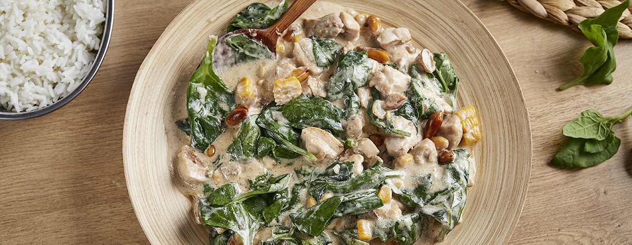 נתחי עוף ברוטב קרם קוקוס וקארי ירוק עם גרעיני תירס, תרד וכוסברה