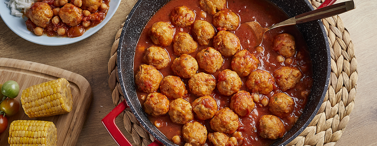 כדורי עוף ברוטב עגבניות עם גרגירי חומוס ושיני שום