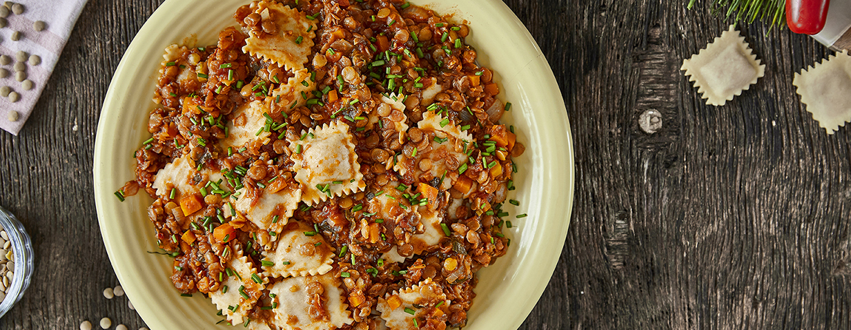 רביולי בטטה ברוטב בולונז צמחוני עם עדשים