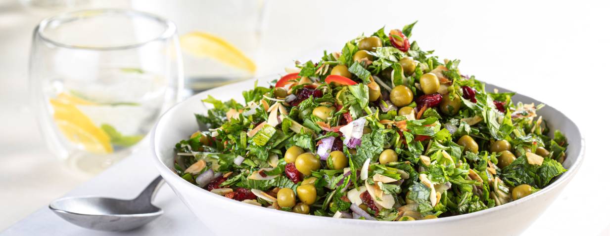 סלט עשבי תיבול עם אפונה, שקדים, חמוציות ובצל סגול