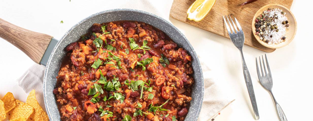 צ'ילי קון קרנה עם שעועית, בשר טחון ורוטב עגבניות